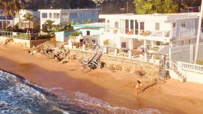 Vista aérea de las terrazas y escaleras a la playa