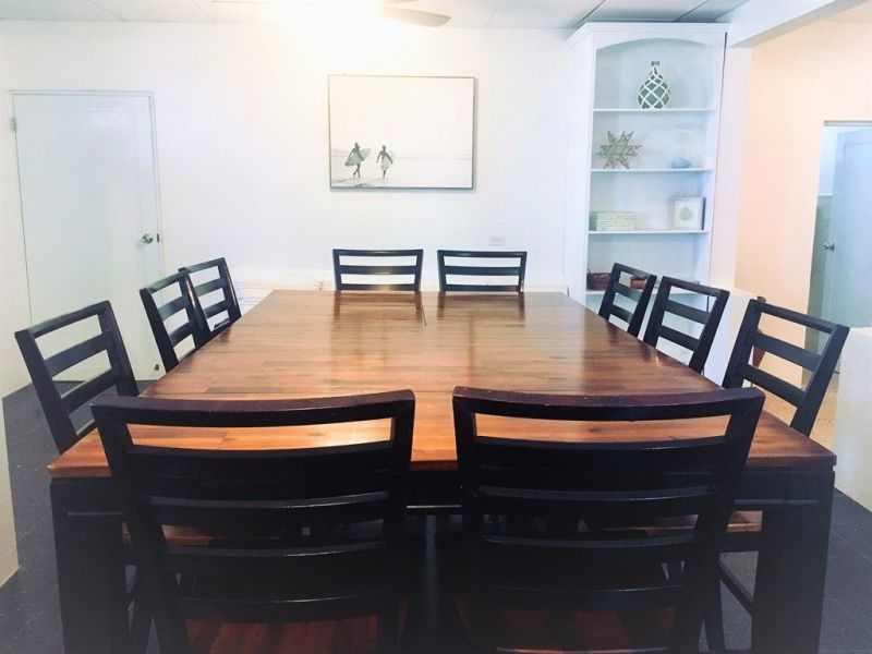 Cocina comedor del Bottom Unit, con isla larga y banquetas