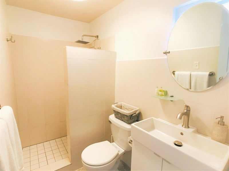 Baño principal del Bottom Unit con ducha de obra