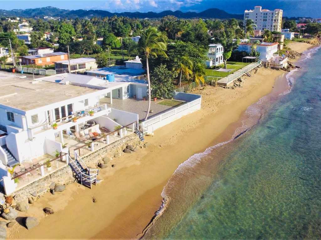 Vista aérea de la costa de Rincón con las villas frente a la playa