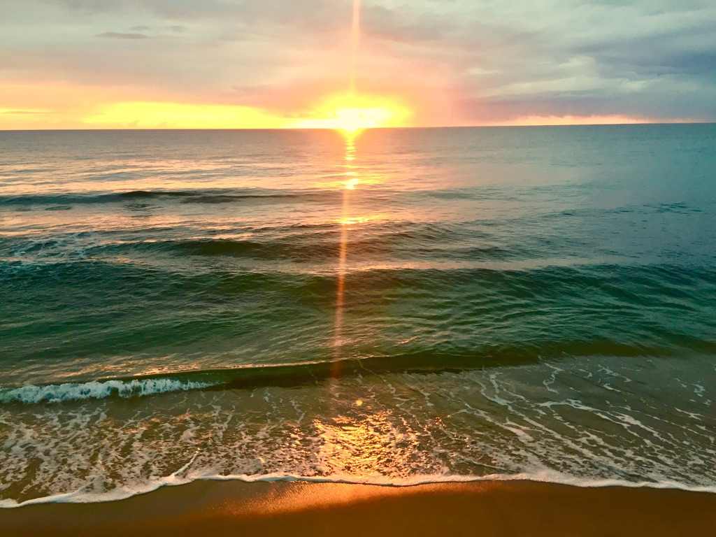 El sol poniéndose sobre el oleaje