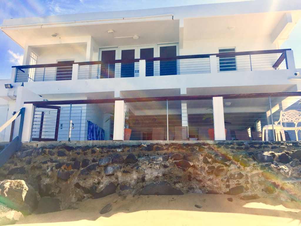 La casa de dos plantas vista desde la playa: Top Unit arriba, Bottom Unit abajo